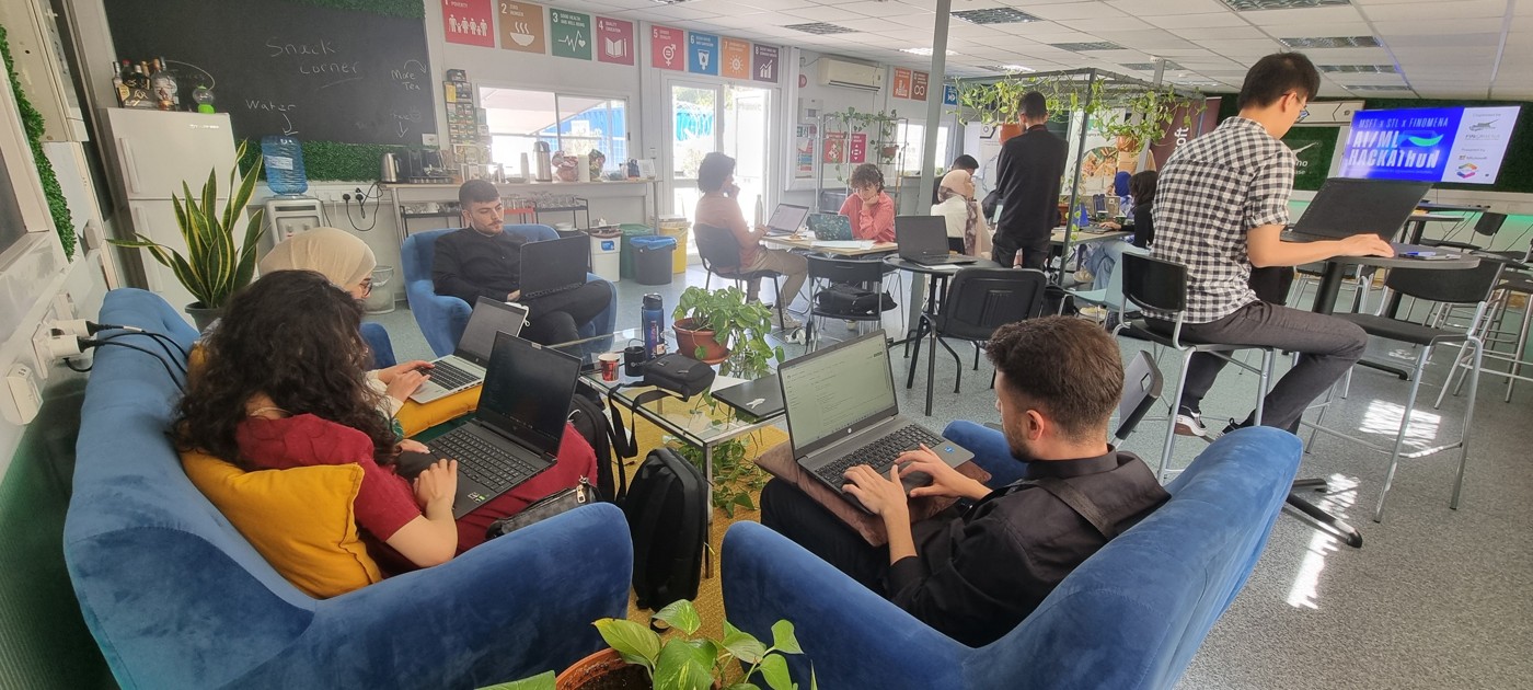 Participants sharing experience during an innovation collaboration